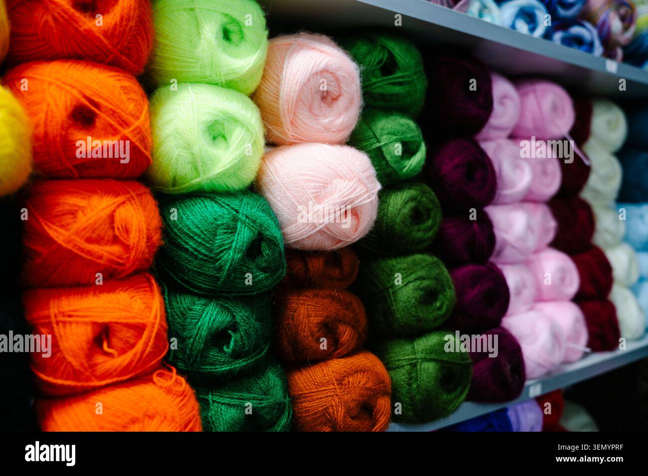 Palle di filato per maglieria e spiedini. Foto di alta qualità Foto Stock