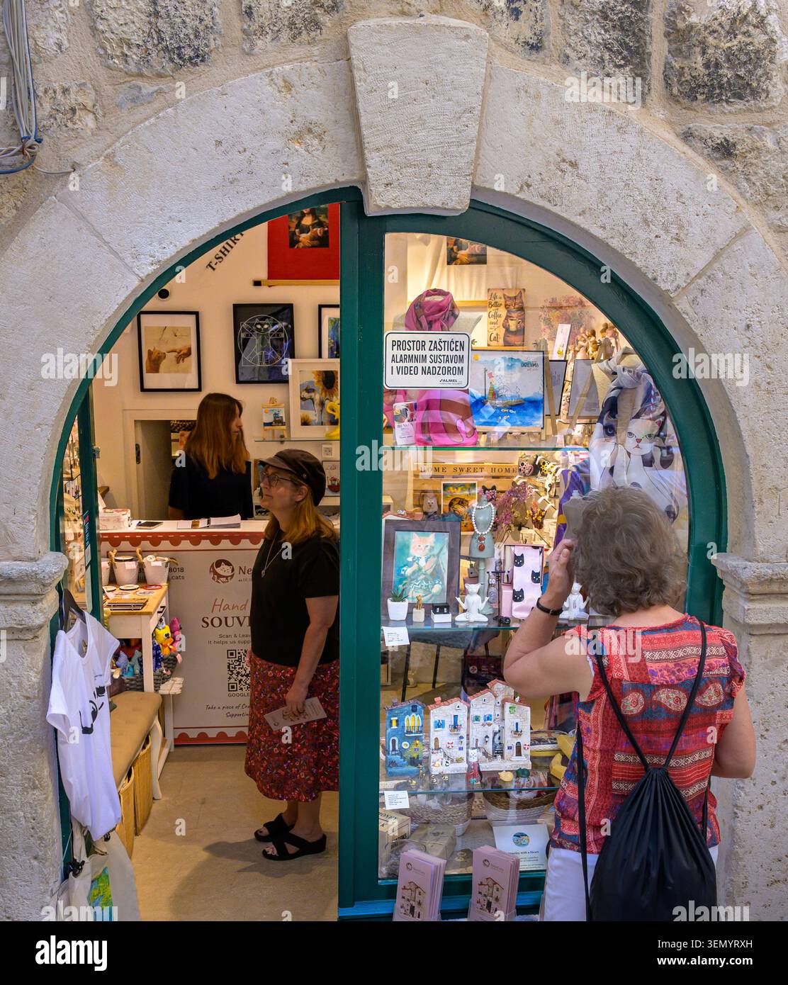 I turisti fanno shopping a Dubrovnik's Cats, un negozio di souvenir per gatti a Dubrovnik, città vecchia, Croazia Foto Stock