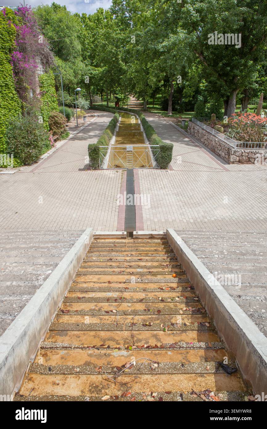 Prince Park, il principale parco pubblico della città di Caceres, Estremadura, Spagna. Canale dell'acqua a gradini Foto Stock