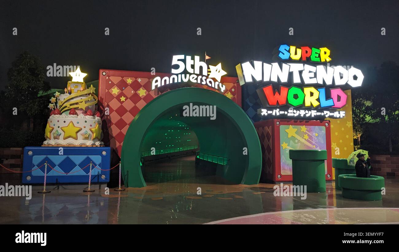 Vista notturna dell'entrata illuminata del 5° anniversario al Super Nintendo World agli Universal Studios Japan (USJ) di Osaka. Foto Stock