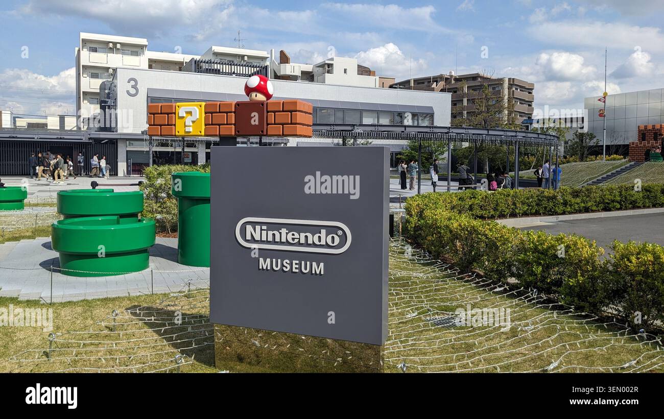 Scopri la magia di Nintendo al Nintendo Museum ufficiale in Giappone! Dalle iconiche pipe e blocchi di domande a Mario stesso: Pura storia di gioco Foto Stock