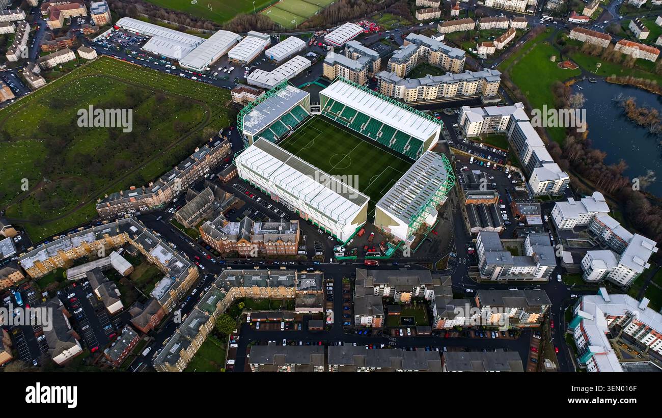 Vista aerea del drone di Easter Road Stadium, Hibernian FC, Lochend Loch e del paesaggio residenziale di Edimburgo, Leith, Edimburgo, Scozia, inverno Foto Stock