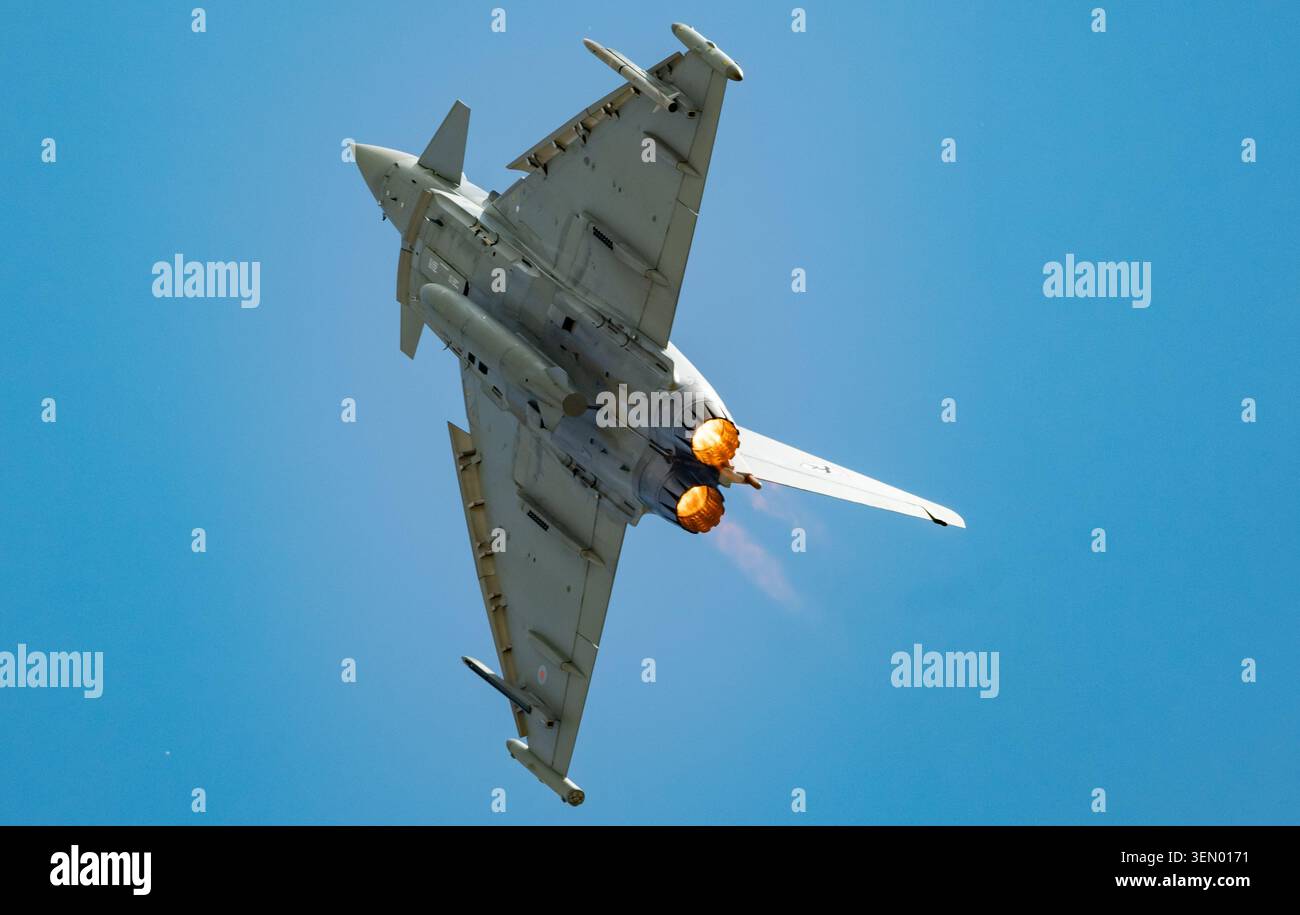 Eurofighter Typhoon FGR4 della RAF Typhoon display alla RAF Fairford per RIAT 2025. Credit JTW Aviation Images / Alamy. Foto Stock