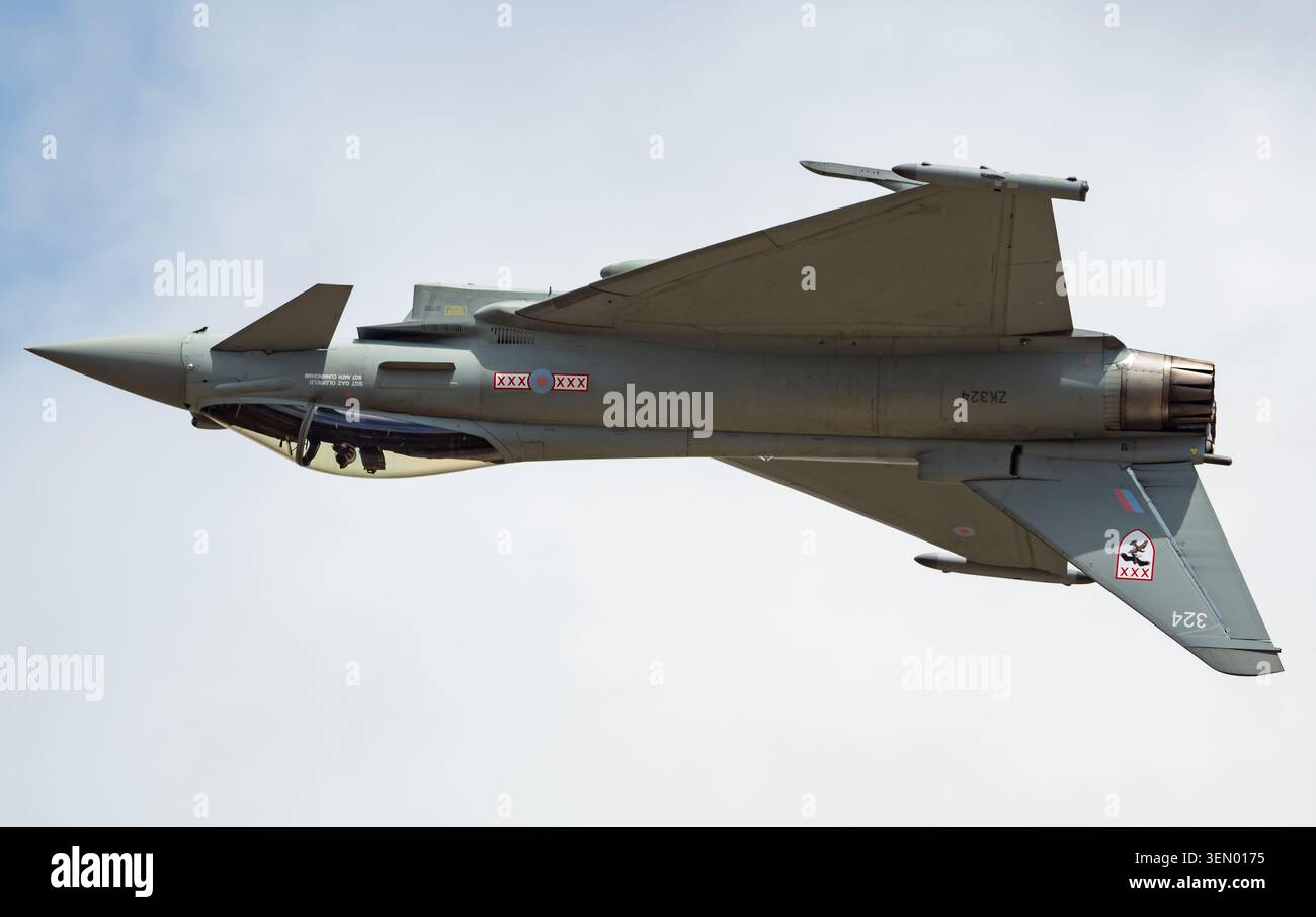 Eurofighter Typhoon FGR4 della RAF Typhoon display alla RAF Fairford per RIAT 2025. Credit JTW Aviation Images / Alamy. Foto Stock