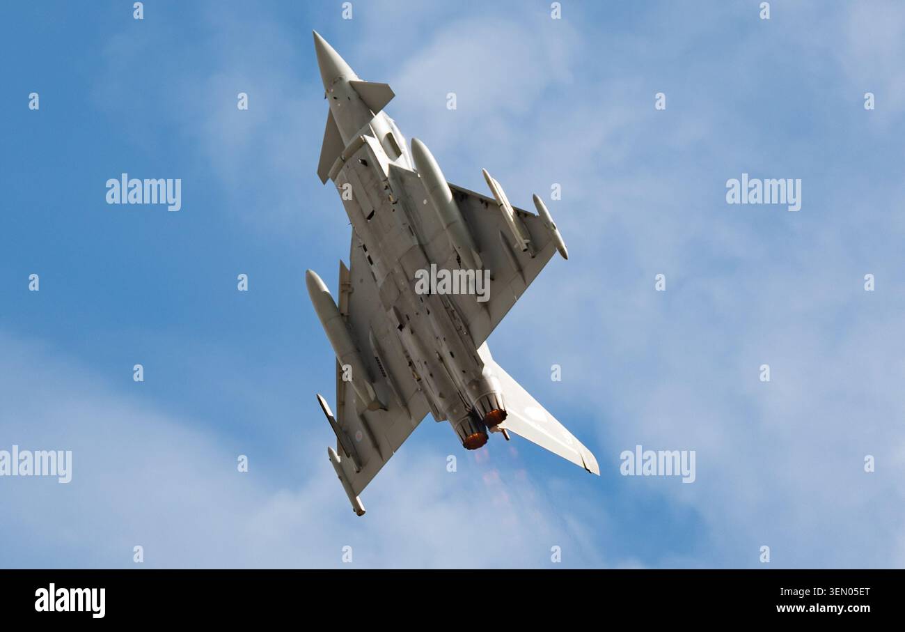 RAF Eurofighter Typhoon FGR4 parte dal RIAT 2025 a RAF Fairford, Regno Unito, luglio 2025. Credit JTW Aviation Images / Alamy. Foto Stock