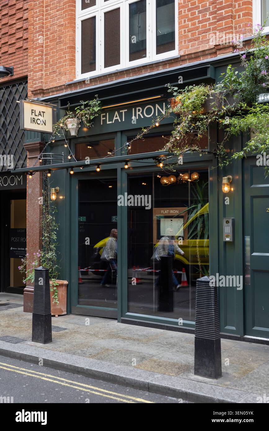 LONDRA, INGHILTERRA. 08-06-26. Ristorante Flat Iron a Soho nel centro di Londra, Inghilterra. Foto: SMP News Foto Stock