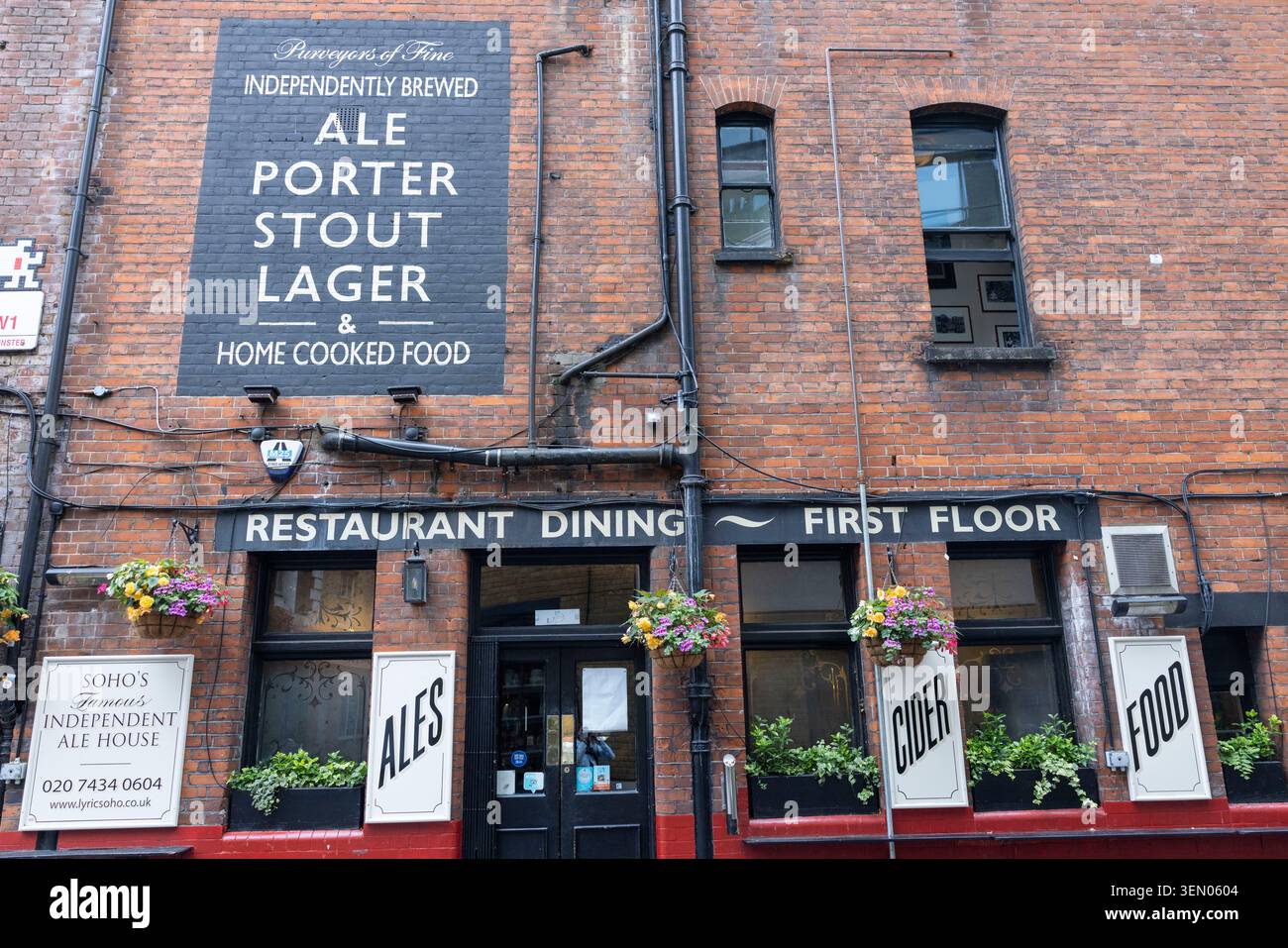 LONDRA, INGHILTERRA. 08-06-26. The Lyric Pub at Ham Yard a Soho nel centro di Londra, Inghilterra. Foto: SMP News Foto Stock