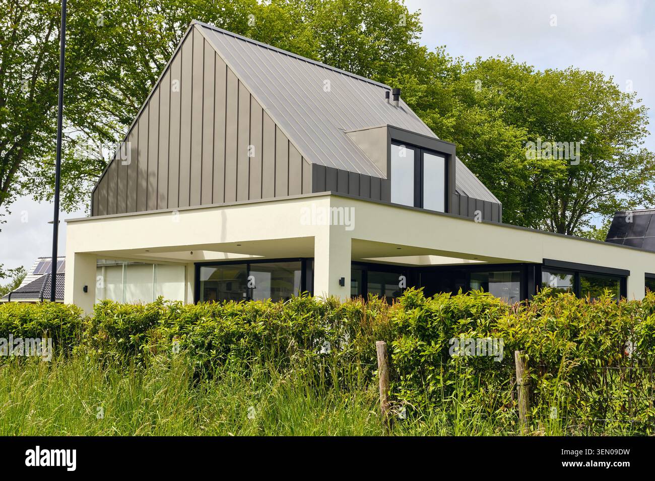 Design moderno e sostenibile per la casa con pannelli solari a Den Oever, paesi bassi, architettura contemporanea e soluzioni per l'energia verde, ecocompatibili Foto Stock