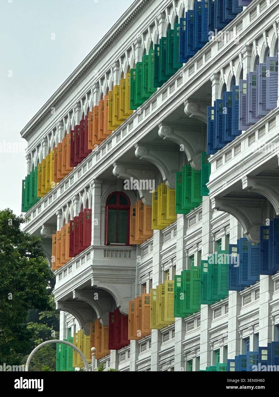 Amante degli otturatori: le finestre arcobaleno della Old Hill Street Police Station illuminano il distretto civile di Singapore - Immagine stock catturata con smartphone