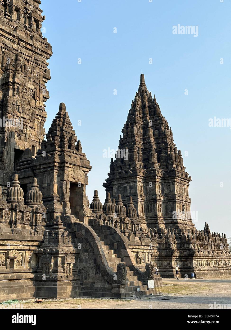 Spire-ational: gli imponenti santuari indù del tempio di Prambanan si innalzano in un cielo blu chiaro, Yogyakarta, Indonesia - Immagine stock catturata con smartphone