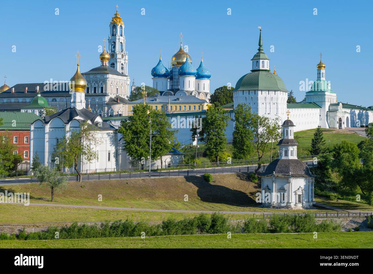 Vista della Santissima Trinità di San Sergio Lavra in una soleggiata mattina di maggio. Sergiev Posad. Regione di Mosca, Russia Foto Stock