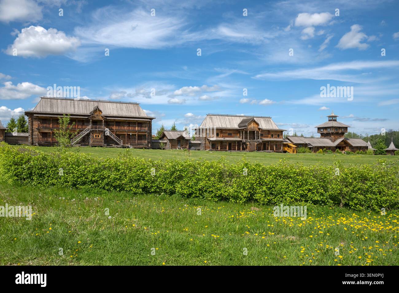 Giornata estiva di sole sul territorio del complesso del tempio 'Gremyachy Klyuch'. Il cortile della Trinità-Sergius Lavra. Vzglyadnevo, regione di Mosca, Ru Foto Stock