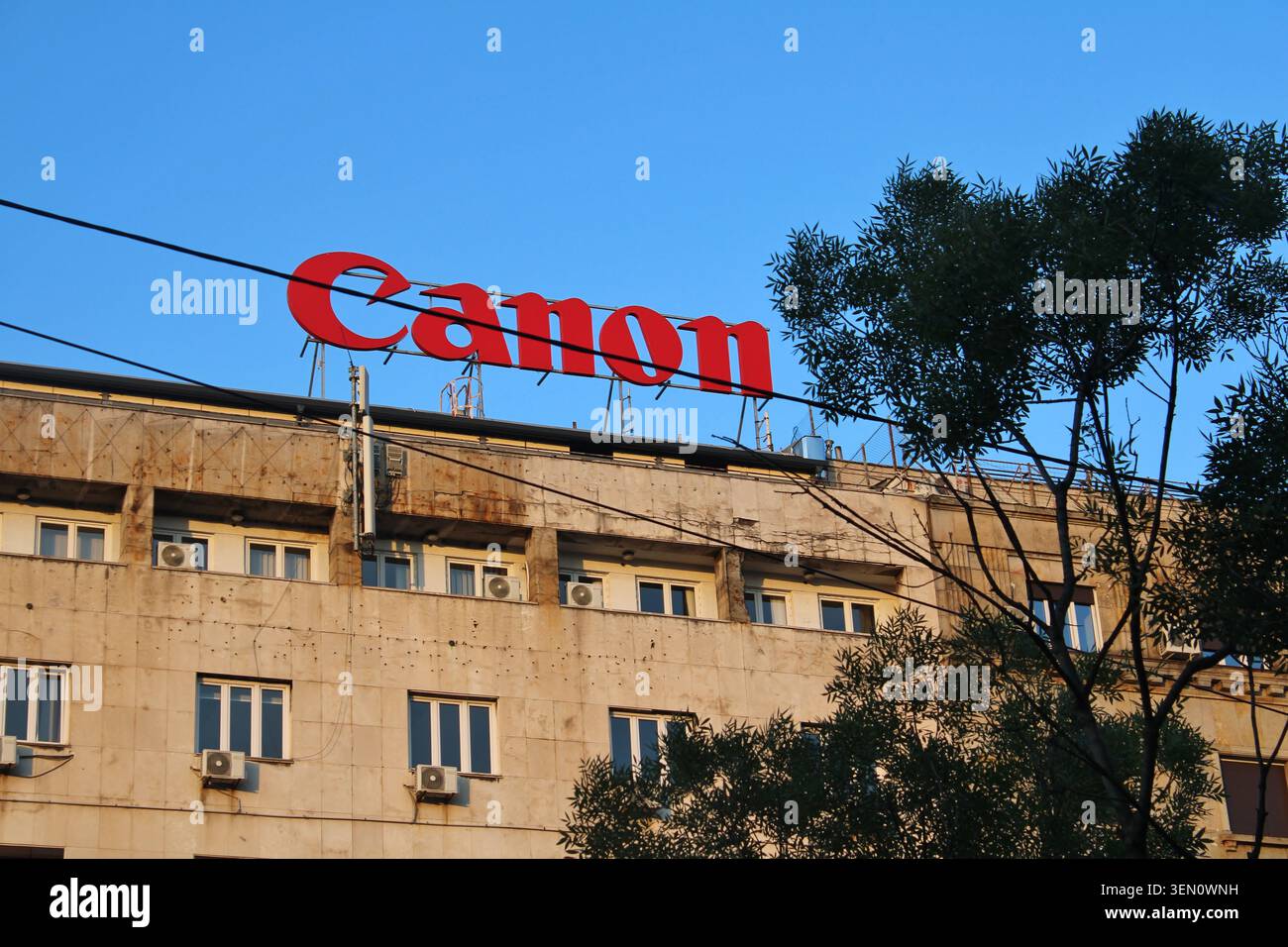 Pubblicità per la società Canon sul tetto di un edificio storico nel centro di Belgrado, Serbia, Europa. Foto Stock