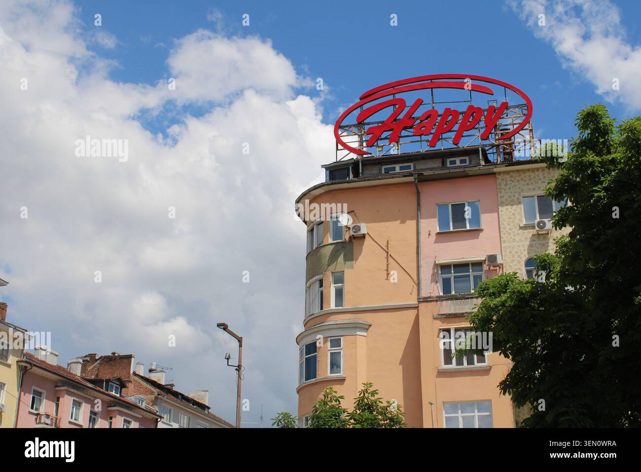 Pubblicità per l'agenzia di marketing digitale Happy Media sul tetto di un edificio alto nel centro di Sofia, Bulgaria. Foto Stock