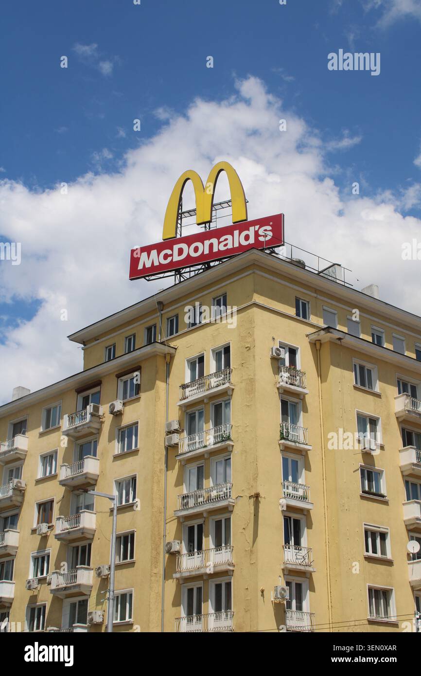 Pubblicità per l'azienda McDonald's sul tetto di un edificio residenziale nel centro di Sofia, Bulgaria, Europa. Foto Stock