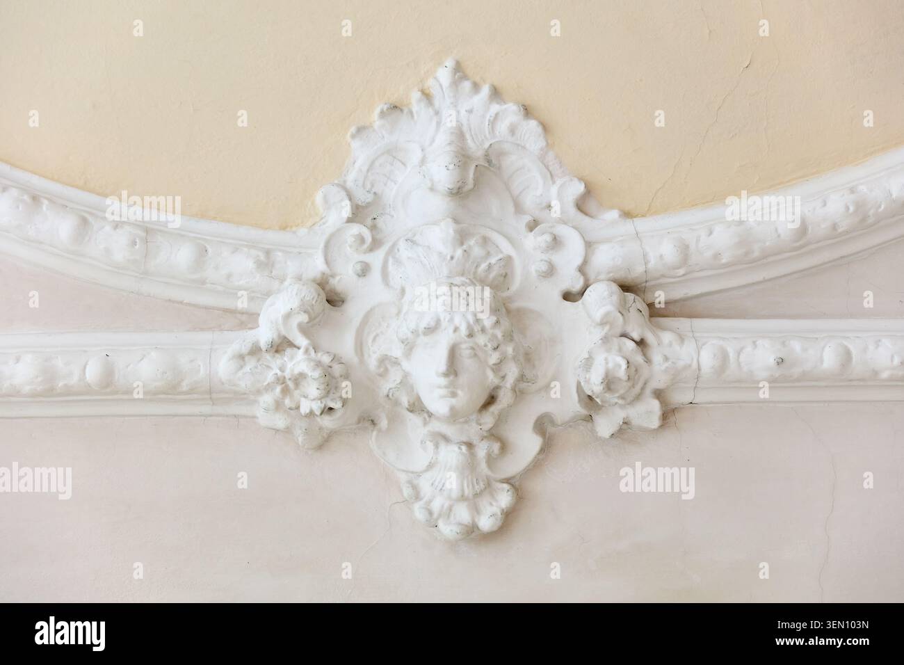 Questo cattura il potenziale di ristrutturazione di uno storico appartamento di Berlino, che presenta un soffitto decorato in gesso con crepe e danni visibili. Foto Stock