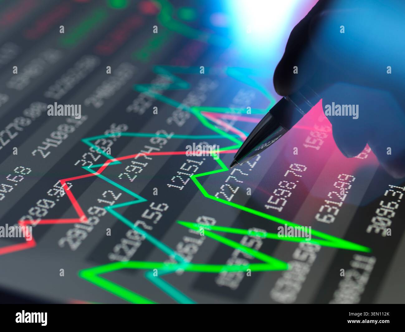 Utilizzare uno stilo su un display grafico digitale del mercato azionario che mostra le tendenze in aumento e in calo. Foto Stock
