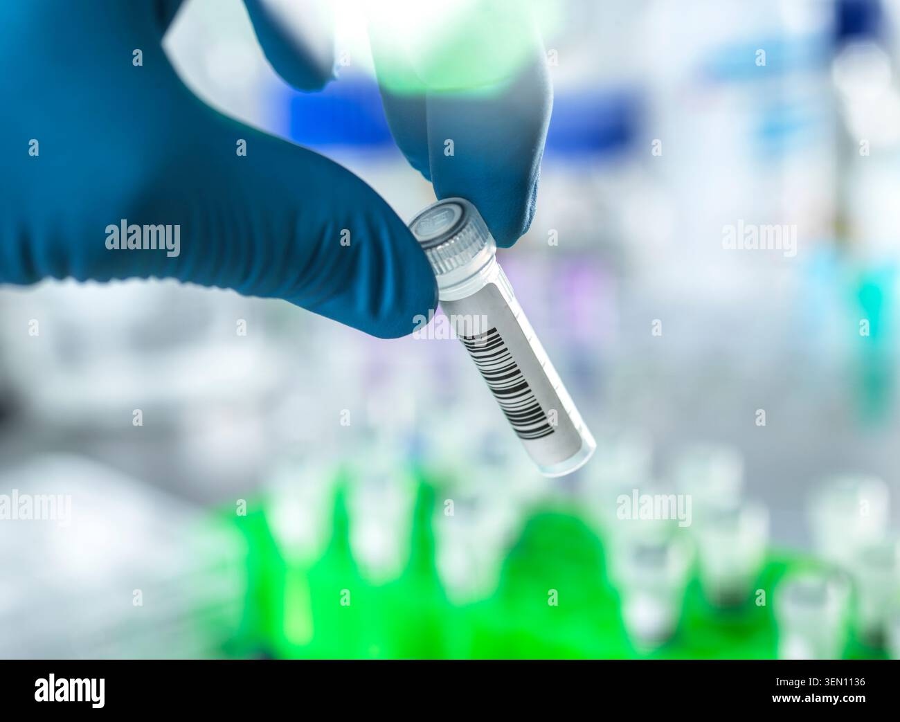 Mano con guanti per provette con codice a barre in laboratorio. Foto Stock