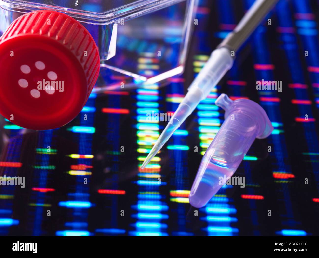 Apparecchiatura da laboratorio su sfondo colorato per sequenziamento del DNA con pipetta e provetta per campioni. Foto Stock