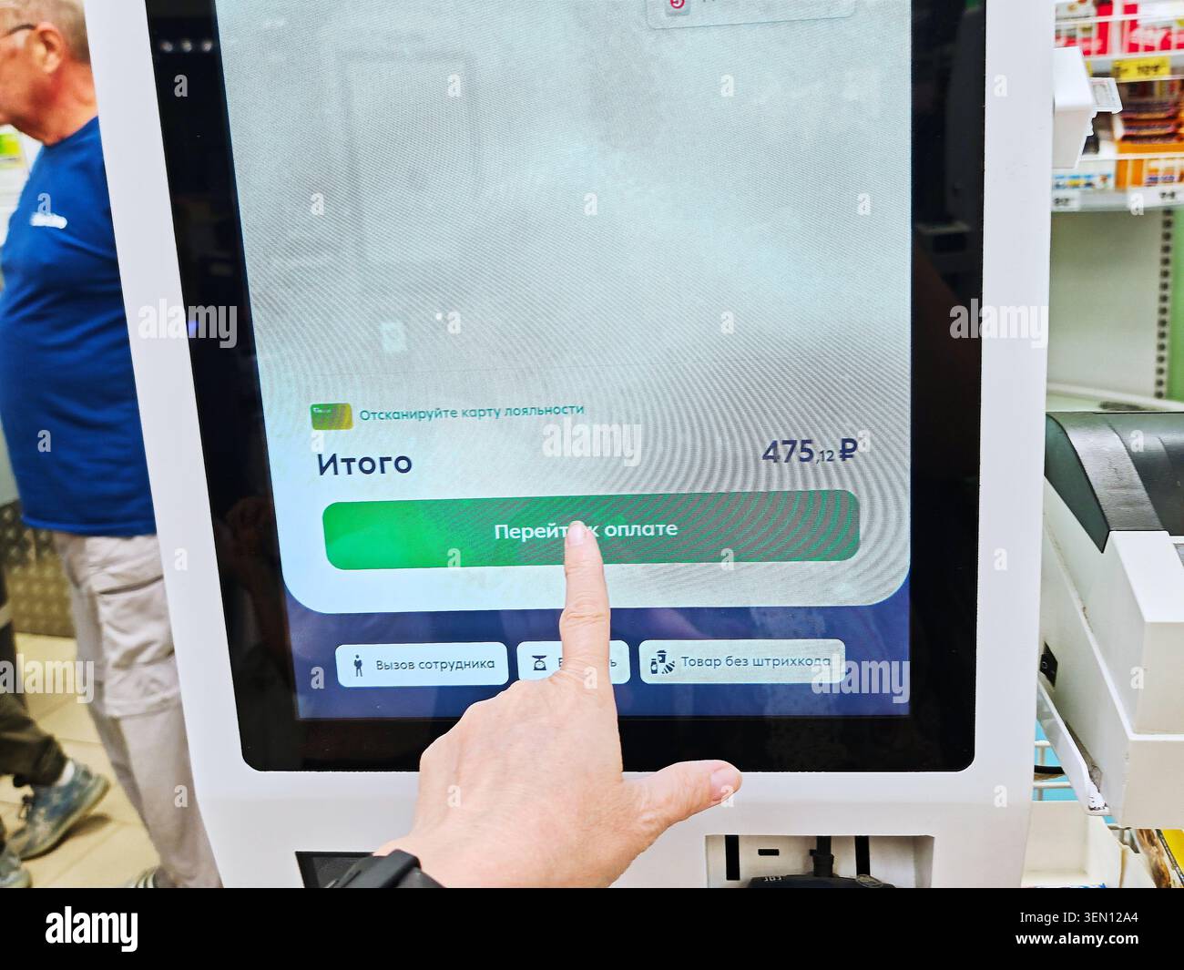 Maikop, Russia - 7 giugno 2025: Il cliente utilizza il terminale self-checkout per pagare la spesa scansionando gli articoli e controllando l'importo totale visualizzato sul Foto Stock