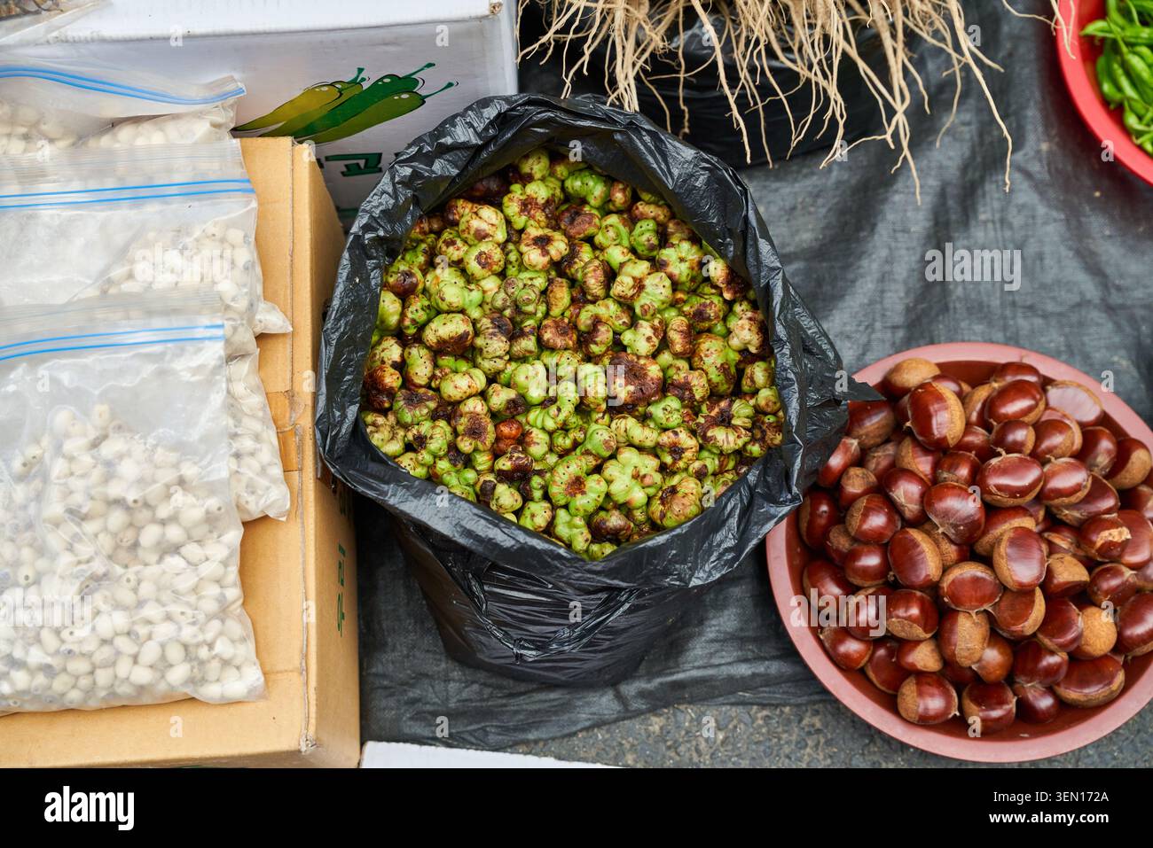 Rari prodotti autunnali come il akebia, la vite d'argento e i funghi infuocati venduti in un tradizionale mercato all'aperto della Corea del Sud. Foto Stock
