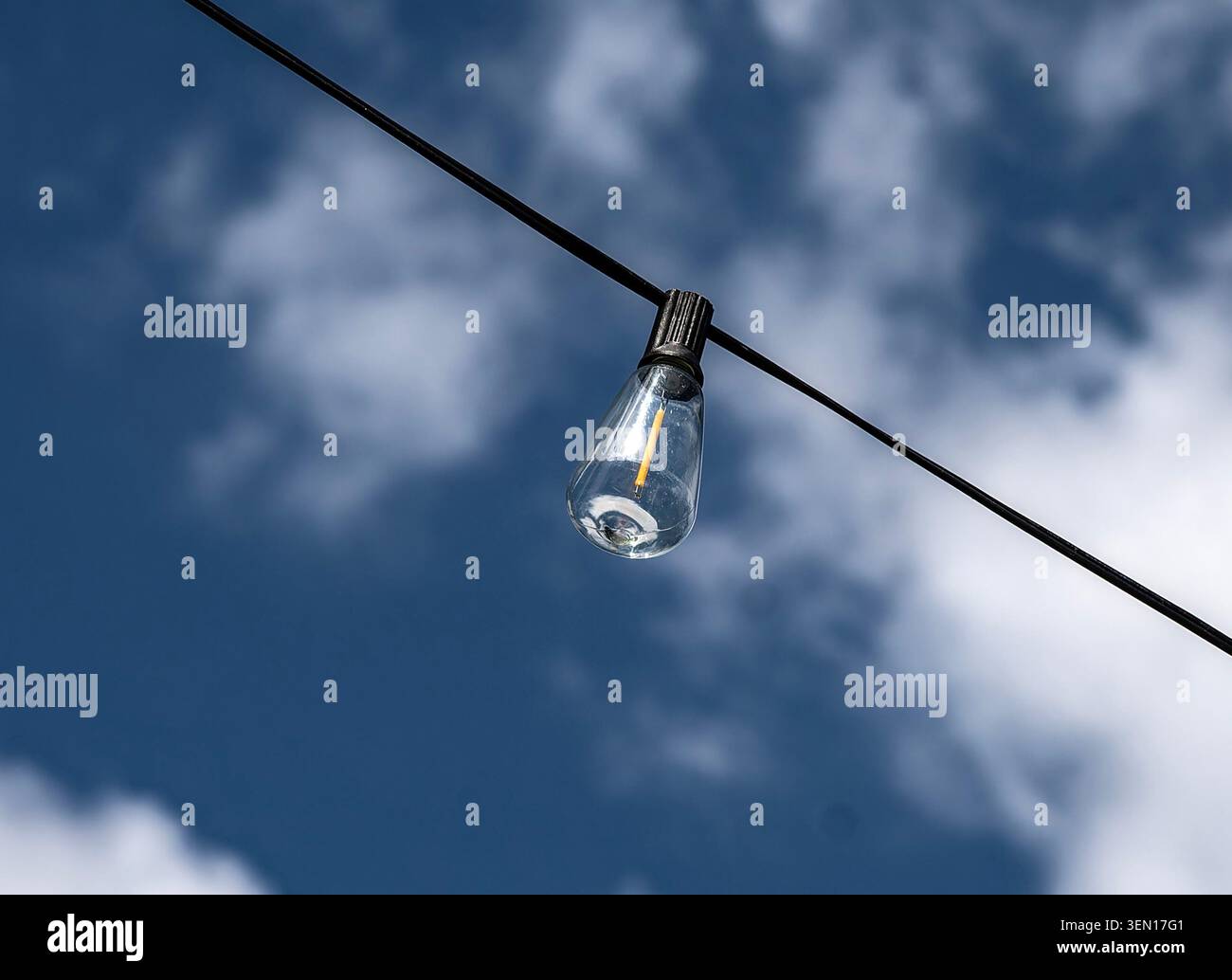 Una lampadina elettrica in stile Edison nel cielo Foto Stock