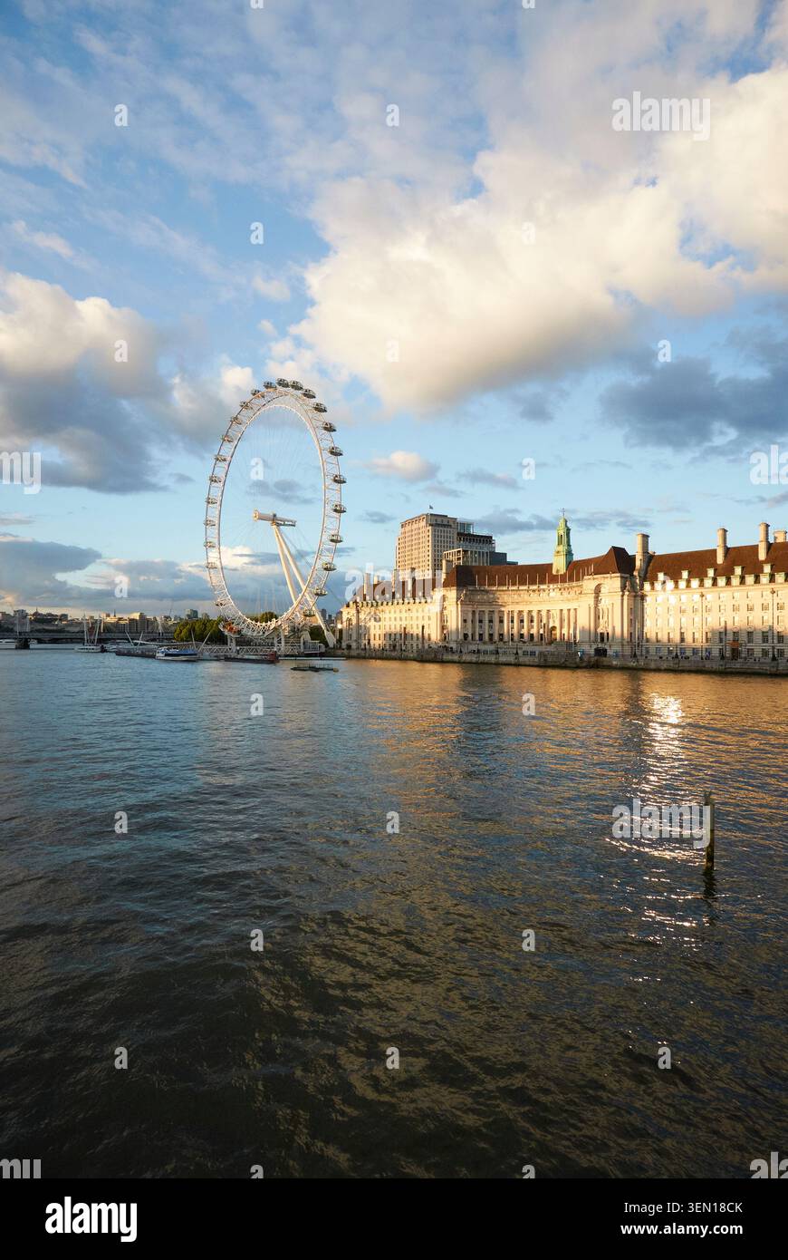 Londra e il Tamigi, mostrando la vista a nord dal Westminster Bridge verso il London Eye. Foto Stock
