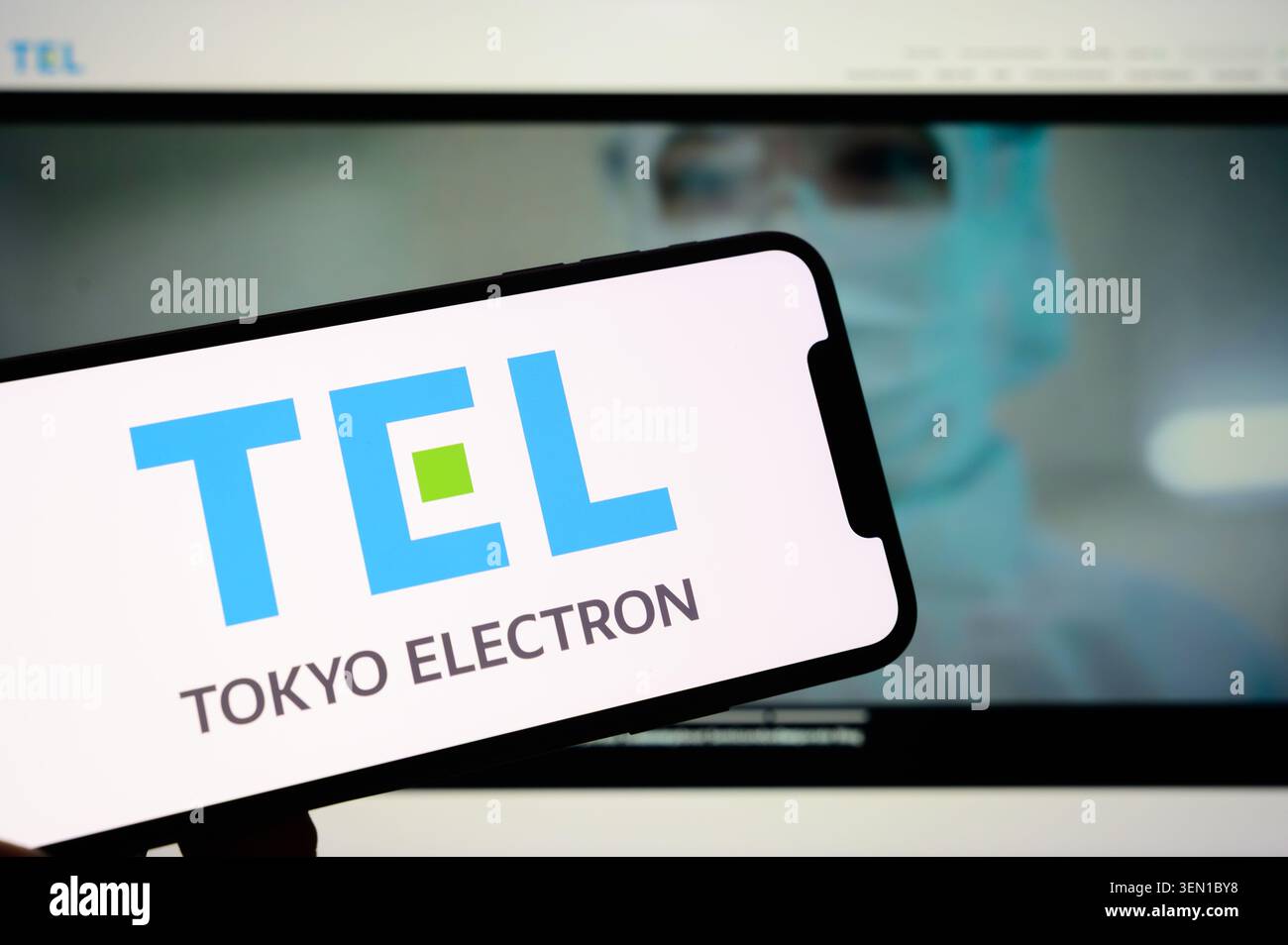 Parigi, Francia - 09 giugno 2026: Primo piano del logo Tokyo Electron sullo schermo di uno smartphone, che mette in evidenza il marchio del settore dei semiconduttori. Foto Stock