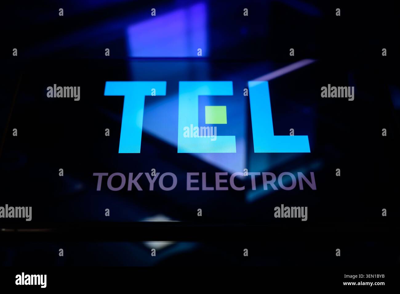Parigi, Francia - 09 giugno 2026: Una panoramica dettagliata del logo Tokyo Electron (TEL) su uno smartphone, che sottolinea la produzione di apparecchiature a semiconduttore. Foto Stock