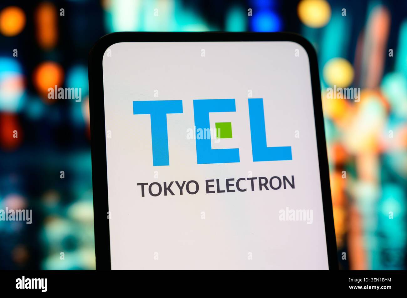 Parigi, Francia - 09 giugno 2026: Il logo Tokyo Electron Limited visibile sullo schermo di un dispositivo mobile durante una vetrina tecnologica. Foto Stock