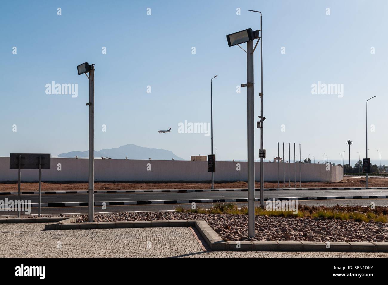 Un aereo passeggeri vola in basso nel cielo, preparandosi per l'atterraggio all'aeroporto di Sharm El Sheikh, Egitto. Foto Stock