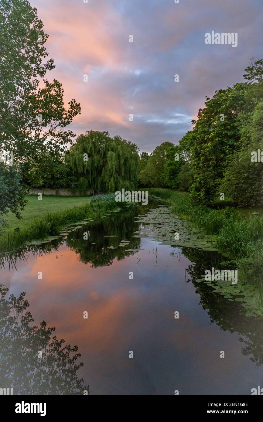 River Great ouse in Olney Buckinghamshire , caratterizzato da lussureggianti alberi verdi, salici appesi e riflessi d'acqua Foto Stock