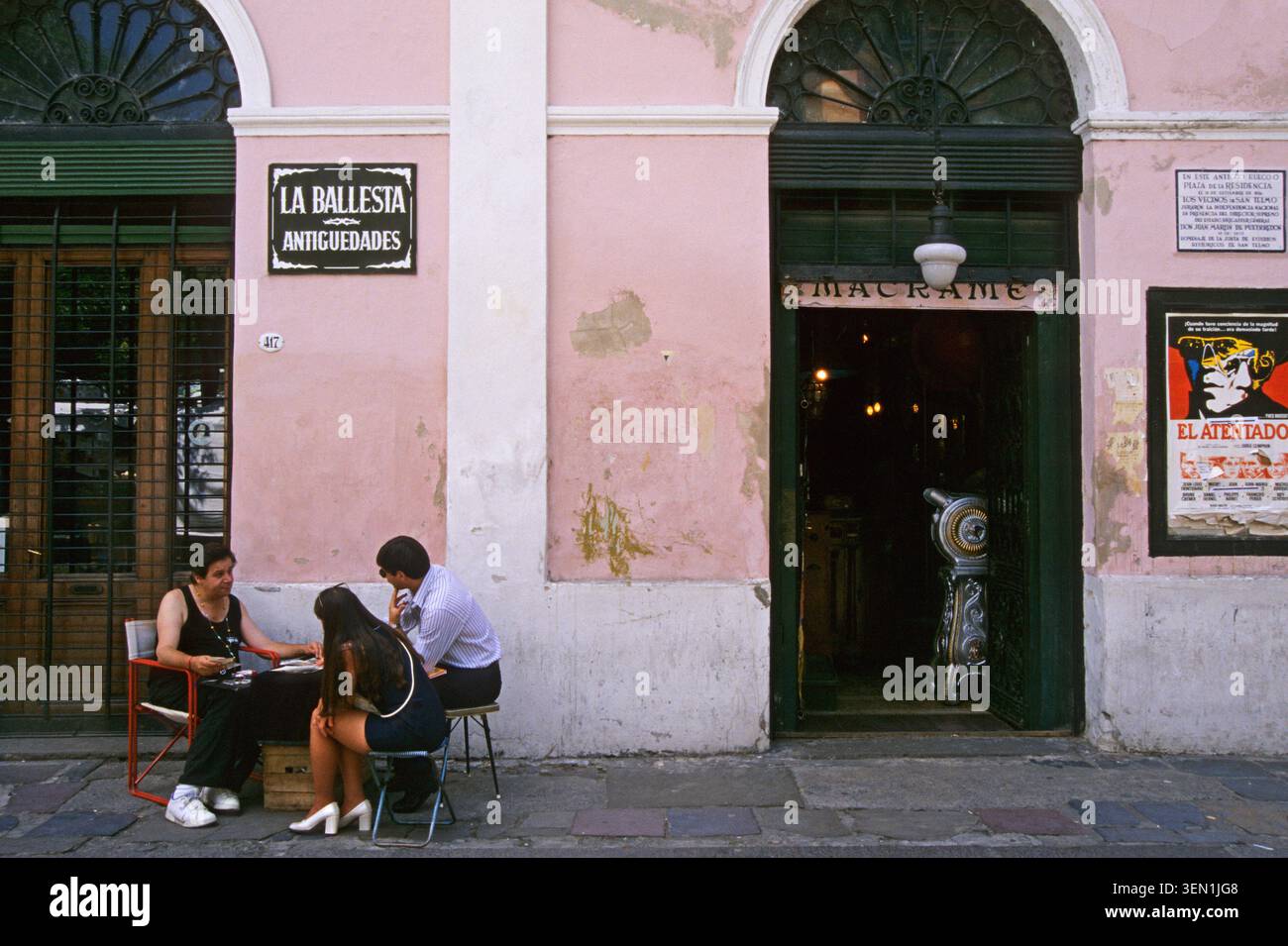 LETTORE DI CARTE DI TAROCCHI DI FRONTE A UN NEGOZIO DI ANTIQUARIATO NEL SUGGESTIVO QUARTIERE DI SAN TELMO, BUENOS AIRES, ARGENTINA Foto Stock