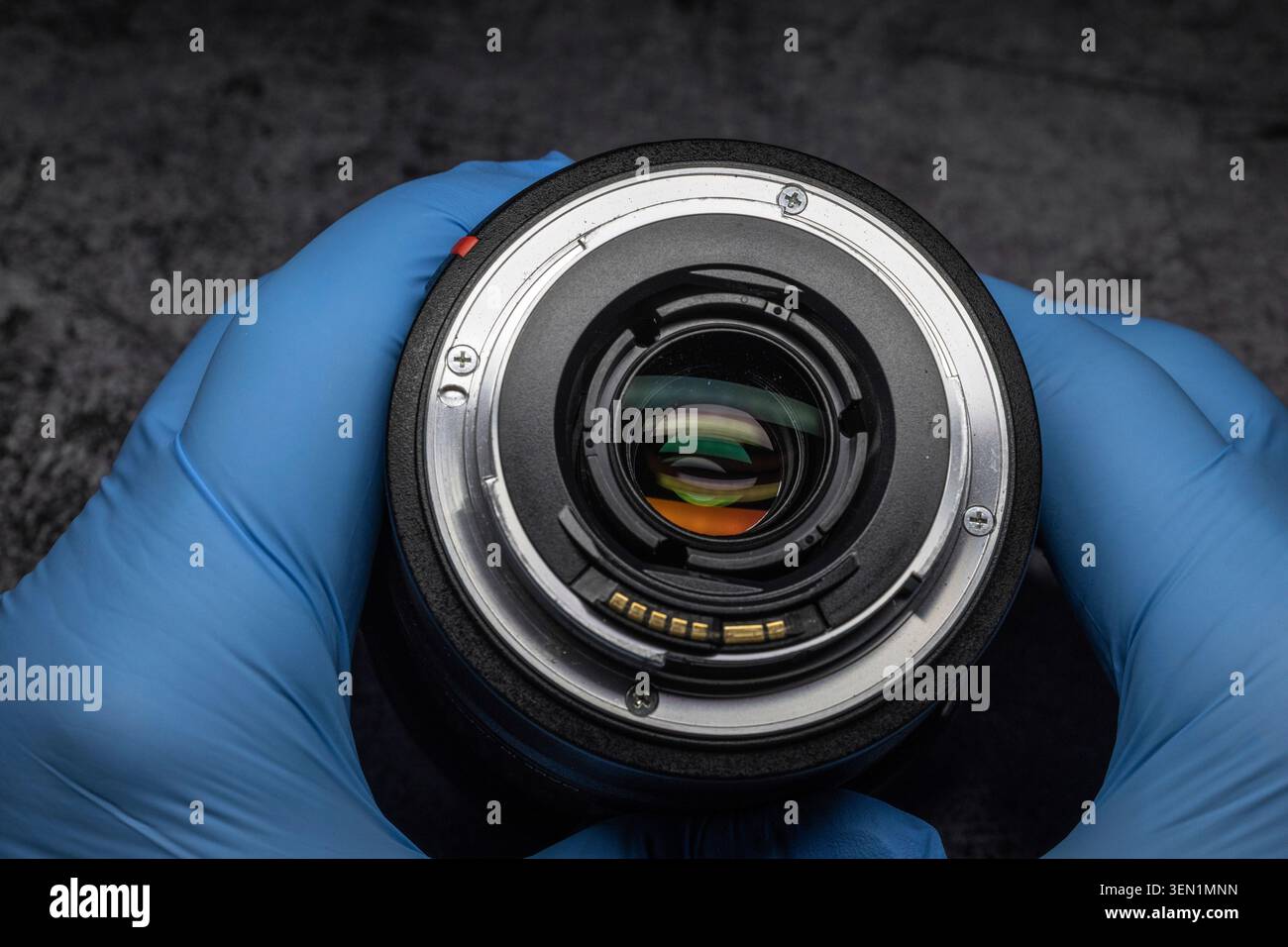 Obiettivo della fotocamera con innesto a baionetta e obiettivo rivestito, primo piano Foto Stock