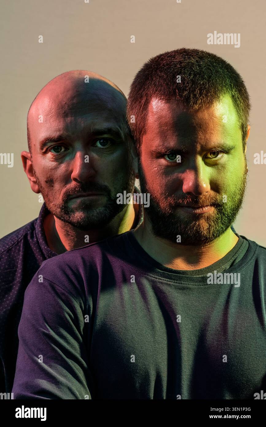 Dougie Irvine e Oscar Silva. Entrambi hanno espressioni serie. L'illuminazione crea ombre e luci interessanti. Foto Stock