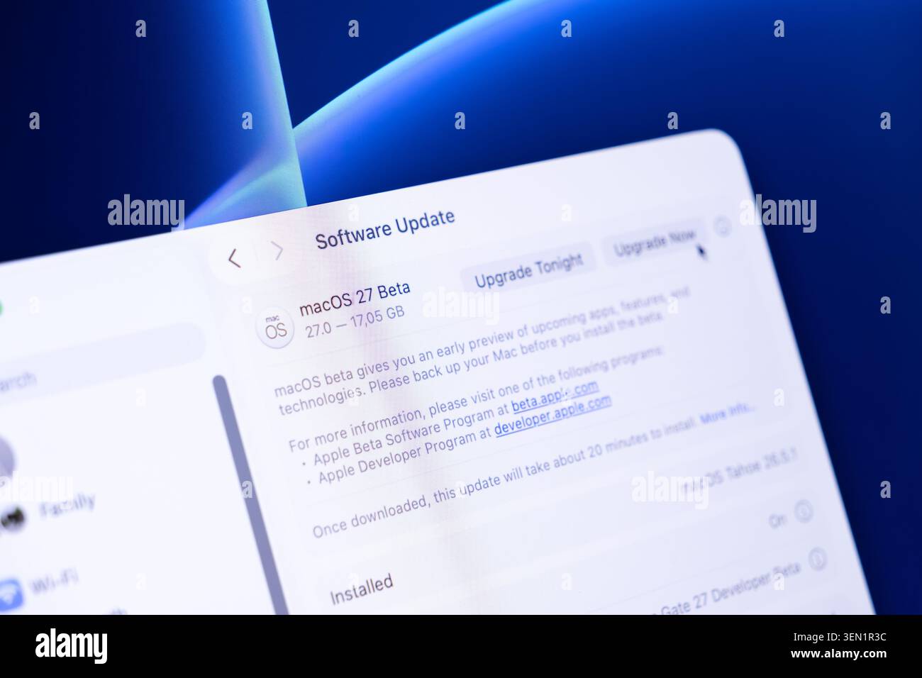 Poznan, Polonia - 9 giugno 2026: Finestra di aggiornamento del sistema Apple macOS 27 visualizzata su un monitor, che riflette la progressione digitale e l'implementazione delle funzioni f Foto Stock