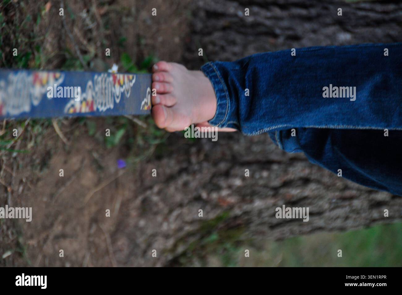 camminare a piedi nudi su una linea lenta Foto Stock