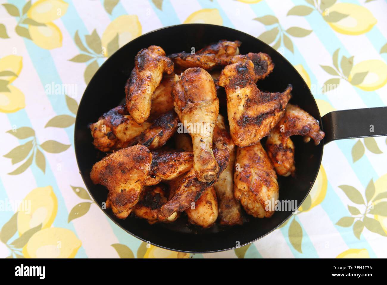 Teglia grigliata di pollo con cosce di pollo e ali di pollo Foto Stock