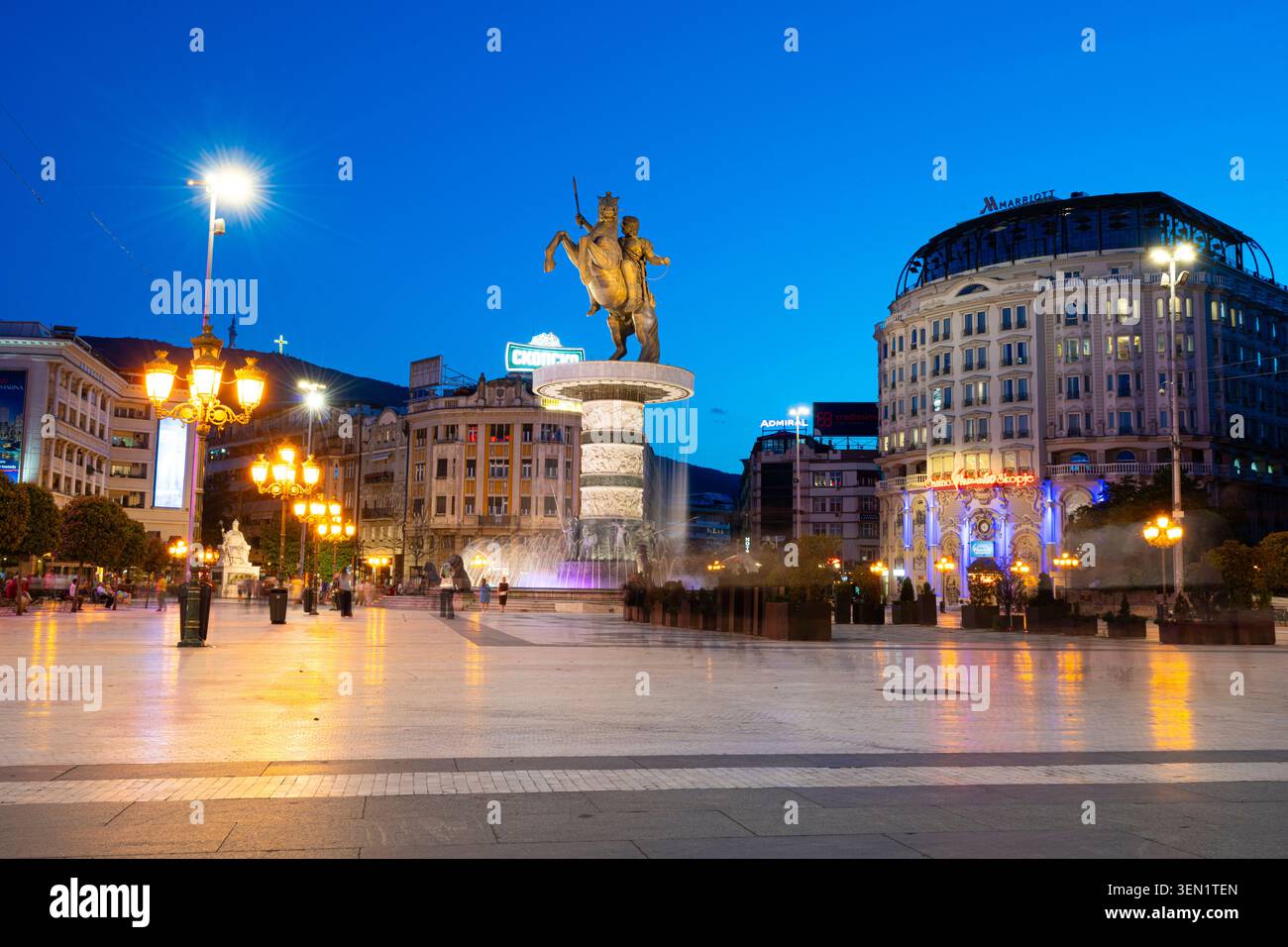 Skopje, Macedonia del Nord, 2 giugno 2026. Skopje, Macedonia del Nord, 2 giugno 2026. La grande fontana con il monumento ad Alessandro III di Macedonia a ni Foto Stock