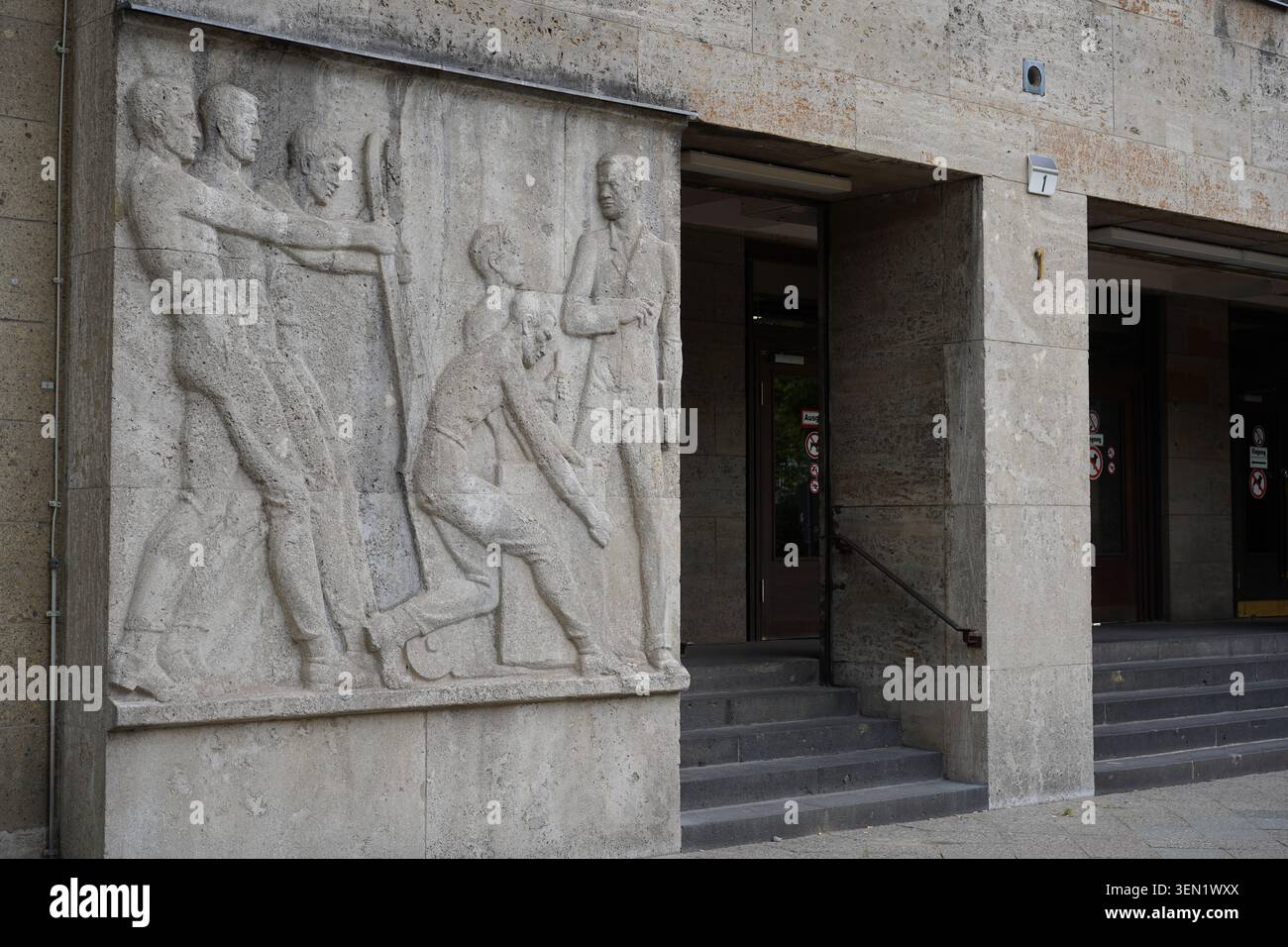 Berlino, Germania - 9 giugno 2026: Soccorso propagandistico dei lavoratori dell'era nazista di Johannes Knubel nello storico edificio di Karstadt a Fehrbelliner Platz 1. Foto Stock