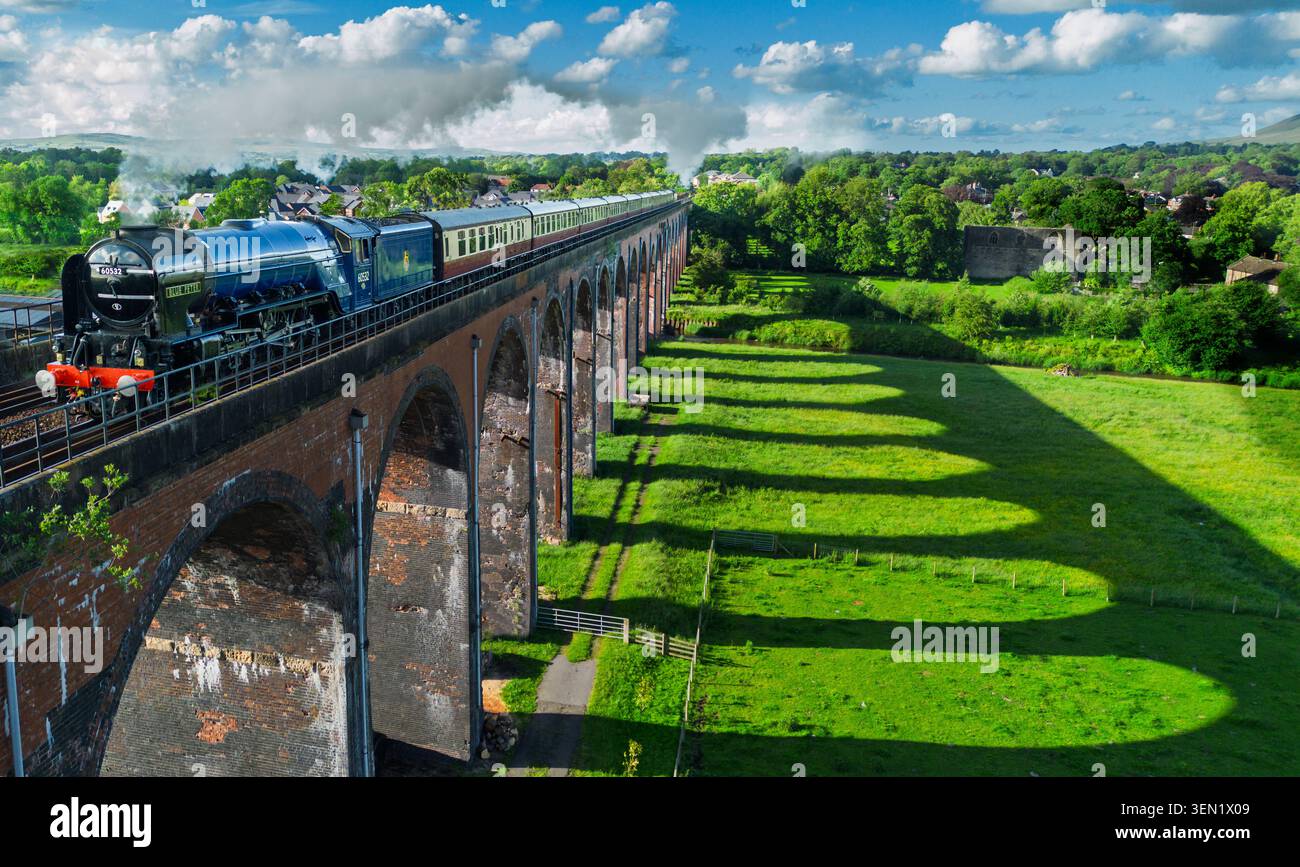 Blue Peter, la locomotiva a vapore A2 del Pacifico, alla testa di un tour ferroviario privato che attraversa il viadotto degli archi di Whalley, soleggiato e diretto a sud verso Crewe Foto Stock