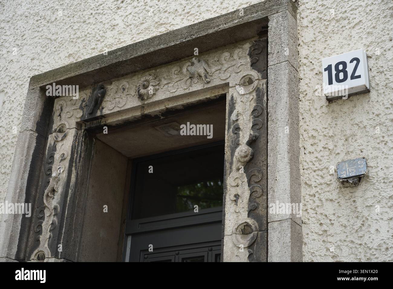 Berlino, Germania - 9 giugno 2026: Vista dettagliata del portale in pietra decorativa presso l'edificio residenziale Hohenzollerndamm 182 costruito nel 1935-1936. Foto Stock