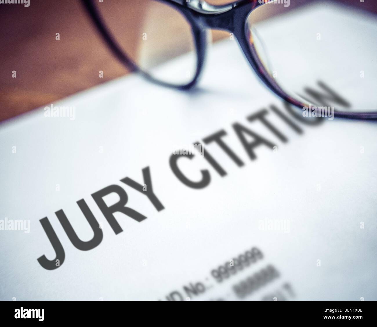 Una Jury Duty Citation su Una scrivania, con occhiali e messa a fuoco superficiale Foto Stock