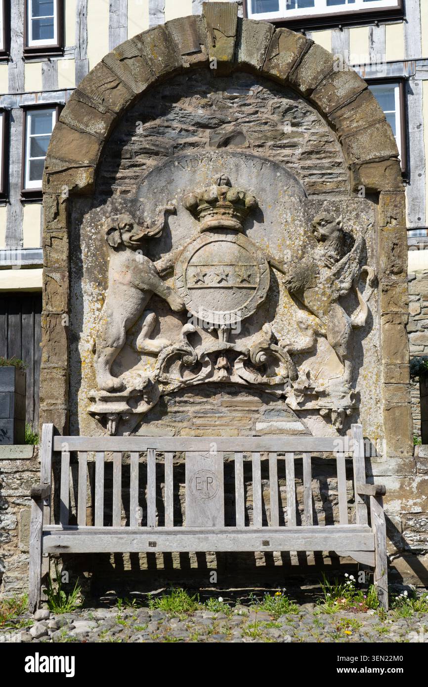 Piazza del mercato, Castello dei Vescovi, Shropshire, Inghilterra. La pietra di Clive of India conservata dalla sala demolita. Nella foto di maggio 2026. Foto Stock