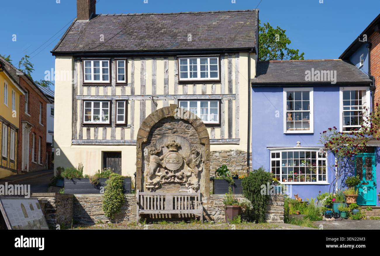 Piazza del mercato, Castello dei Vescovi, Shropshire, Inghilterra. La pietra di Clive of India conservata dalla sala demolita. Nella foto di maggio 2026. Foto Stock