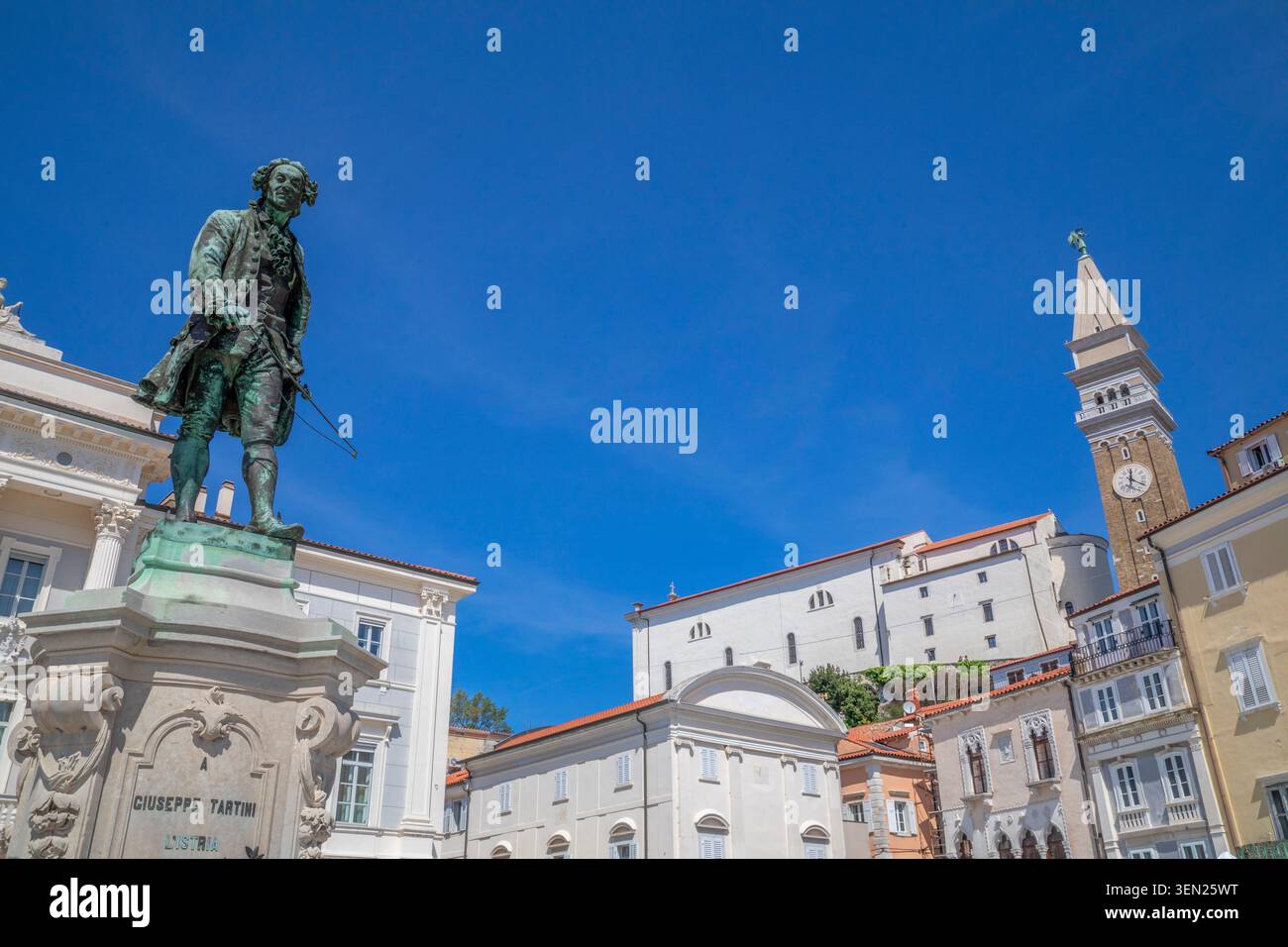 Statua di Giuseppe Tartini in piazza Tartini con sullo sfondo il campanile della chiesa parrocchiale di San Georgeís, Pirano, Istria slovena, Slovenia Foto Stock