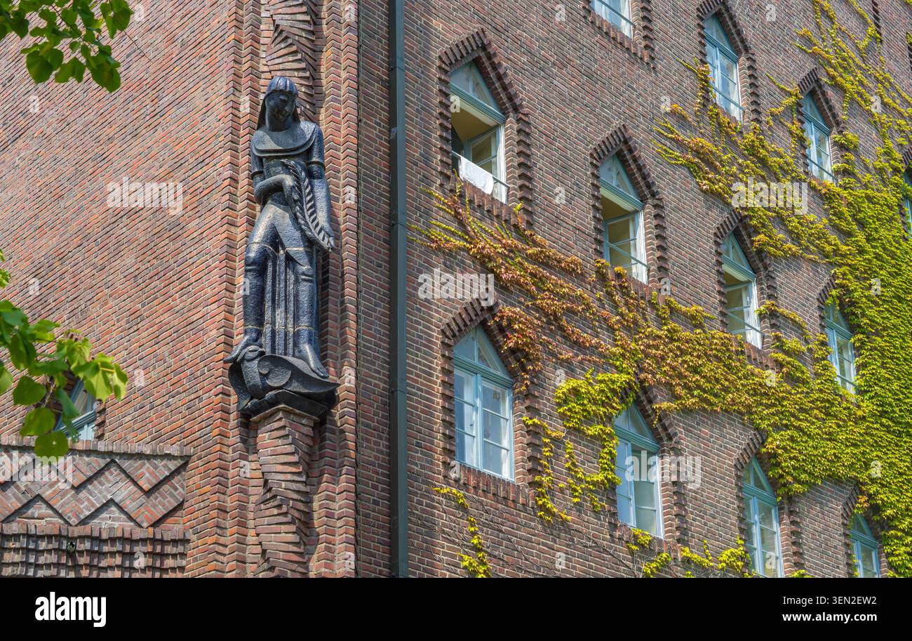 Torre espressionista in mattoni con figura scolpita, Kreuzkirche di Ernst Paulus, 1929, Schmargendorf, Berlino, Germania Foto Stock