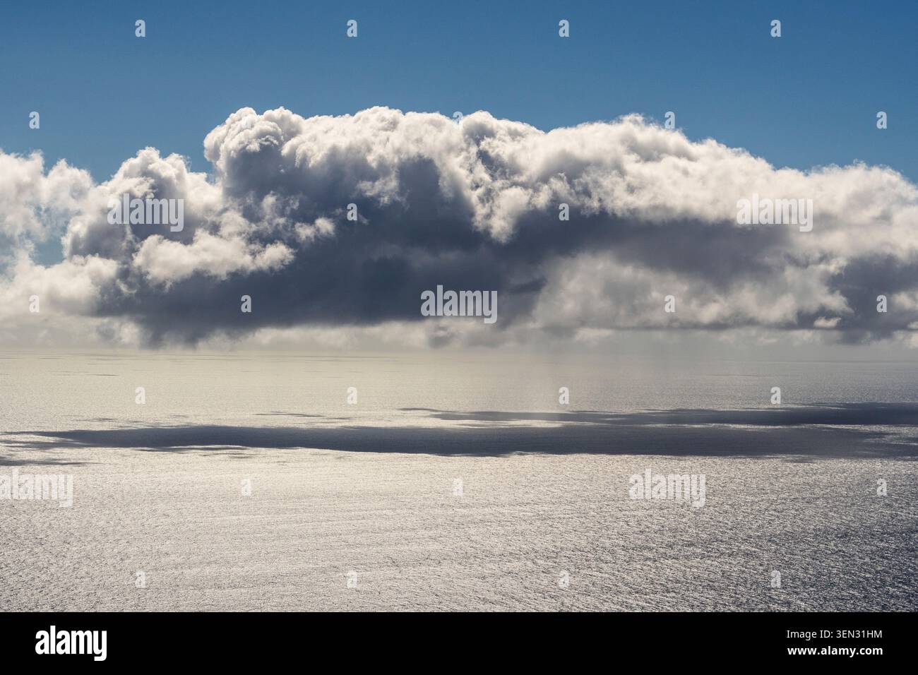 La Palma, vista dell'Oceano Atlantico, nuvola di cumulus con ombra Foto Stock