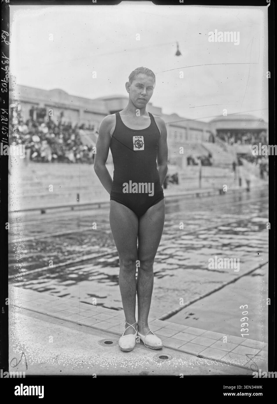 André Busch appare alla piscina Georges Vallerey di Parigi il 4 agosto 1929 in una fotografia stampata monocromatica emessa da Agence Rol. Il nuotatore e pallanuoto francese è identificato con le competizioni sportive di Mulhouse. Foto Stock