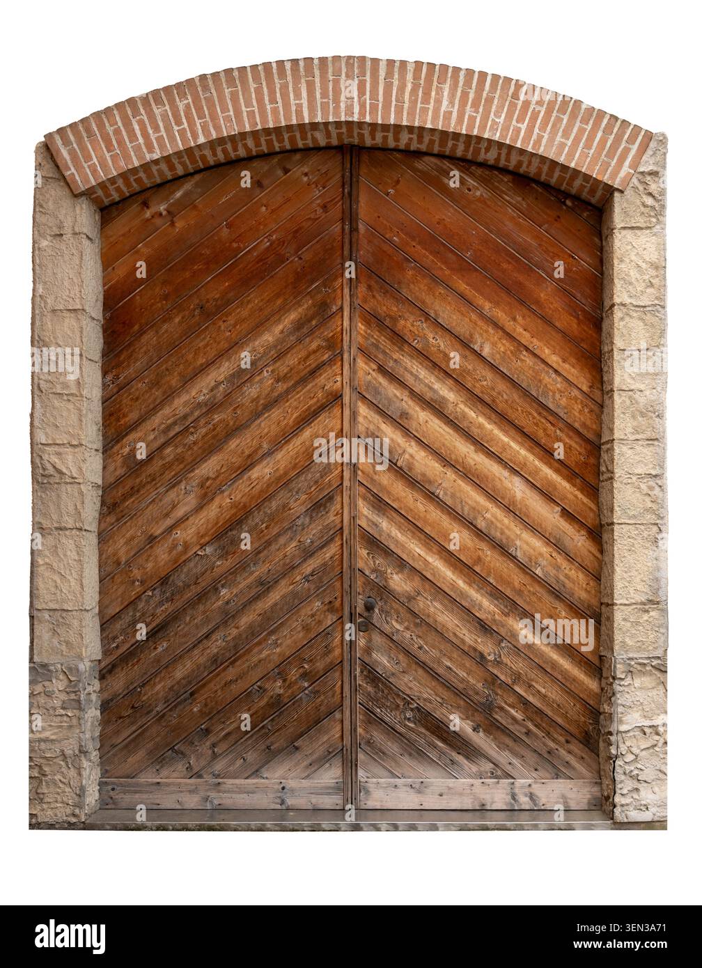 Antica porta doppia in legno con tavole diagonali, incastonata in un telaio in pietra rustica e arco in mattoni. Isolato su un sentiero di ritaglio bianco, perfetto per gli architetti Foto Stock